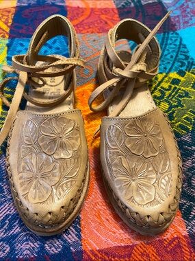 Women’s Mexican Hand Tooled Floral Embossed Leather Sandals in Tan 7 1/2